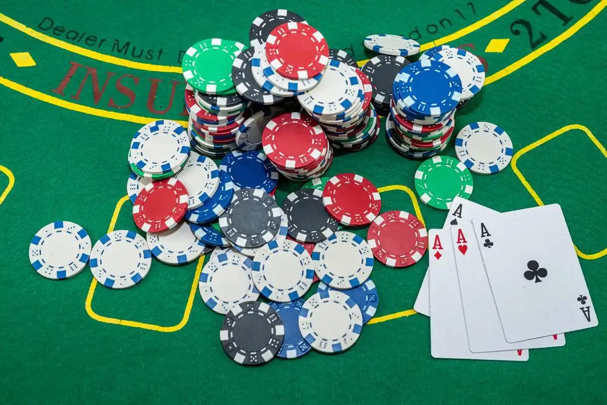 Three Card Poker payout table and hand rankings displayed on slot demi